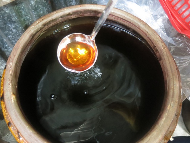 Nước mắm Nam Ô được chế biến với phương pháp thủ công truyền thống được truyền nối nghề qua nhiều thế kỷ